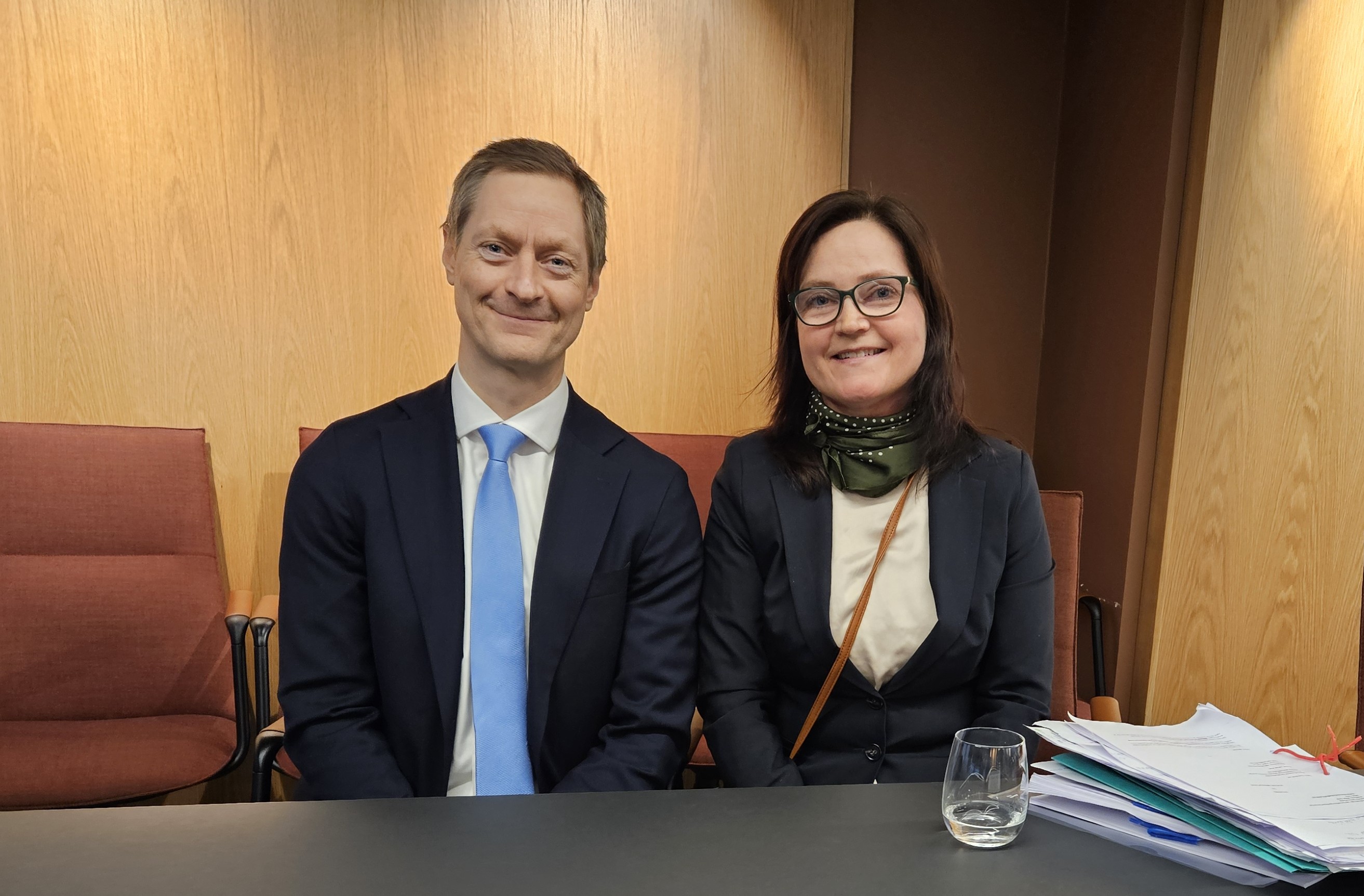 Rasmus Sand og Merete Akerø-Kasongo (Foto: Juristforbundet)