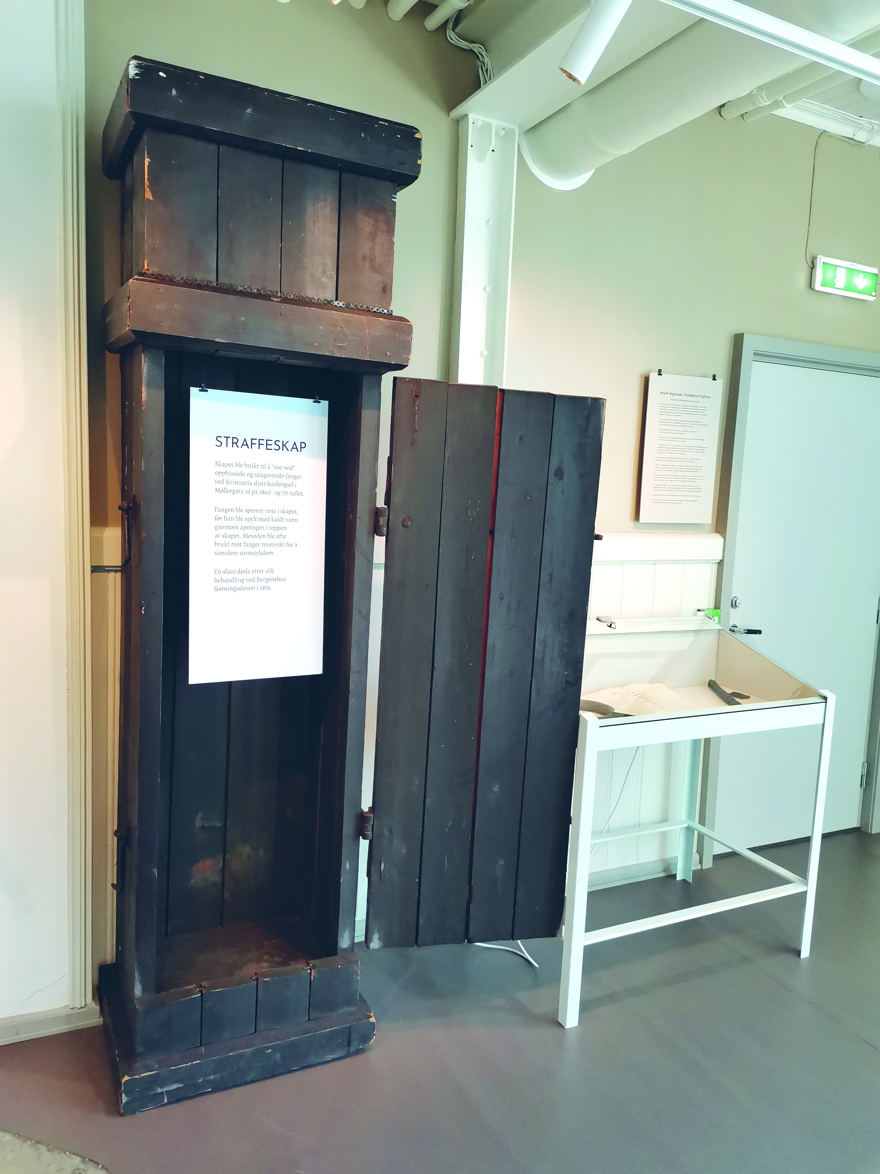 Vanntårnet var et lite skap som fangene ble presset inn i før det ble helt iskaldt vann over dem fra et hull i toppen. (Foto: Justismuseet
