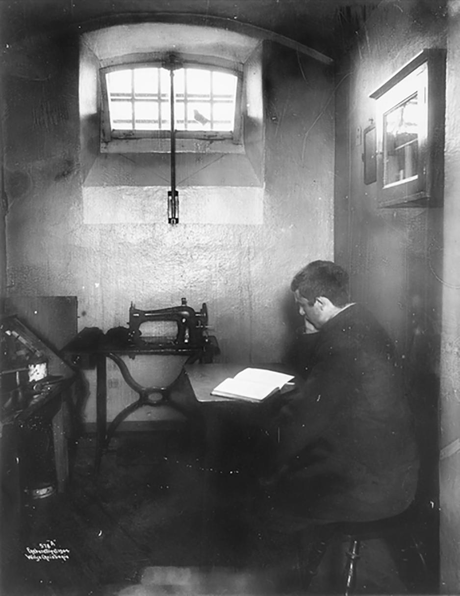 En fange i Botsfengselet  i Oslo i 1904. (Foto: Anders  Beer Wilse / Oslo Museum)