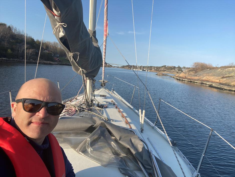 Michael Rummelhoff nyter havutsikten på Hvaler. Fleksibiliteten gjør at han får brukt  seilbåten mer. (Foto: Privat)