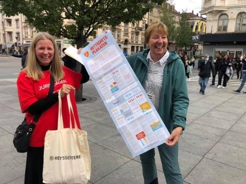 Cathrine Moksness sammen med Oslo-ordfører Marianne Borgen. Alle standene hadde med seg Rettighetsplakaten som Barneombudet har laget.