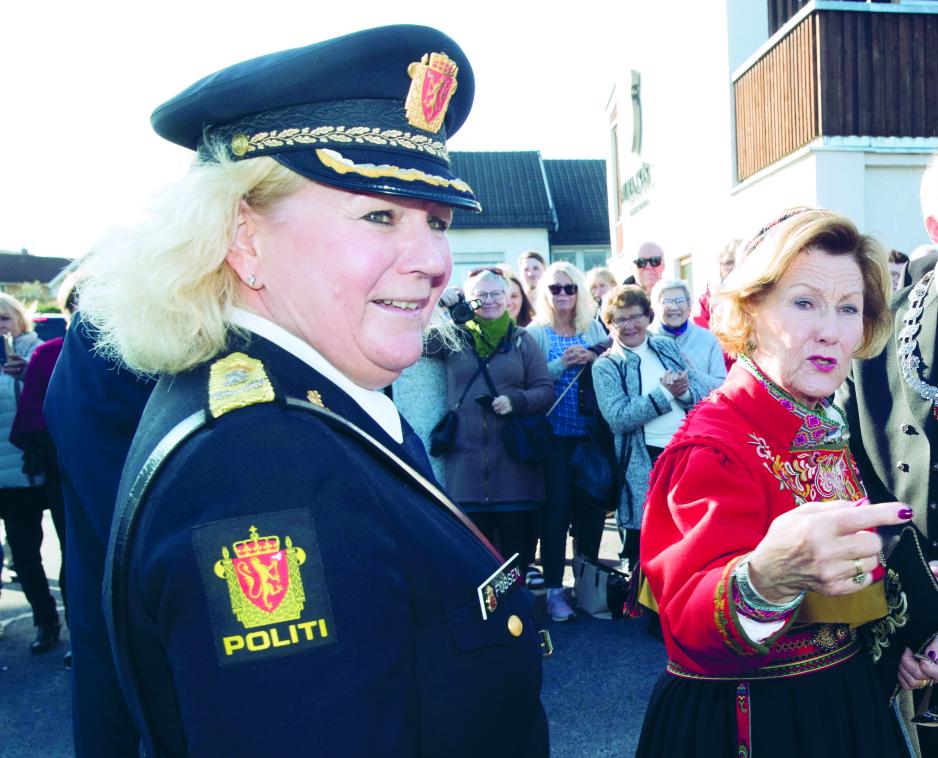 På jobb som politimester i Sør-Øst. Her følger Fossen kongeparet under et besøk i Bø. (Foto: Terje Pedersen / NTB)