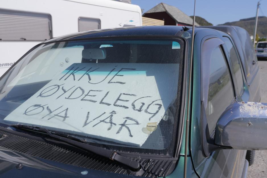 Protester mot vindkraftverk på Haramsøy. (Foto: Svein Ove Ekornesvåg / NTB)