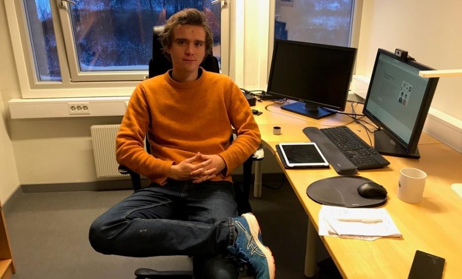 Benjamin Notkevich på kontoret i Finnmark fylkeskommune.