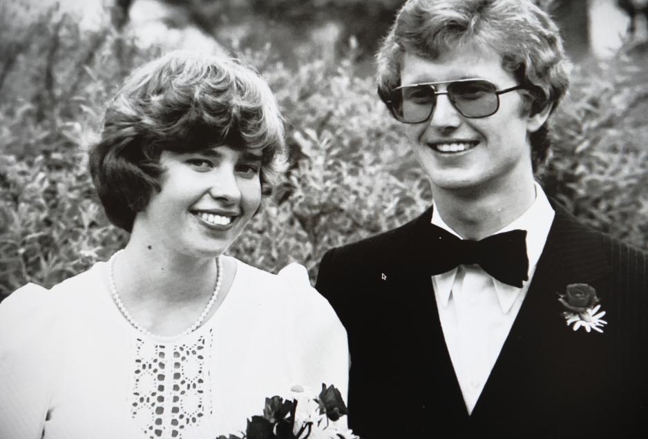 Lederen av Dommerforeningen, Kirsten Bleskestad giftet seg i studietiden. Her det lykkelige brudeparet i 1979. (Foto: Privat)