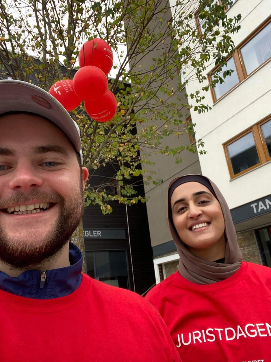 Emil Vangen Solheim (Haavind) og Umera Tariq (frivillig i Rettssenteret) 