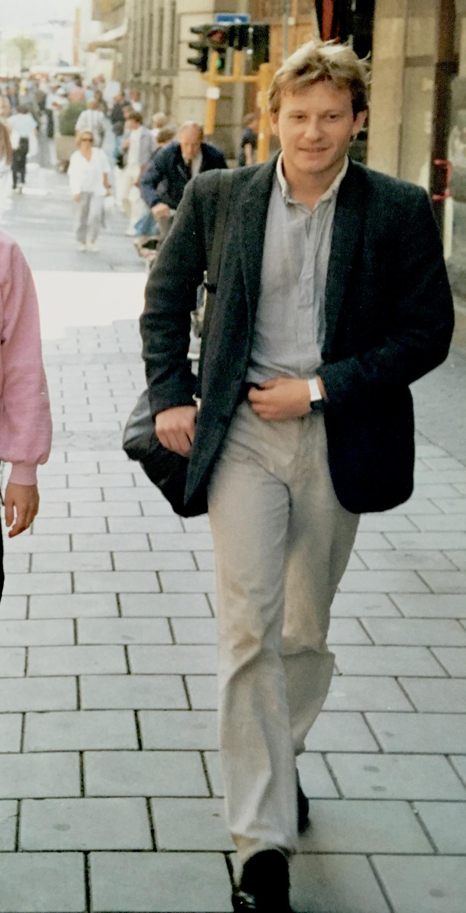 Riksadvokat Jørn S. Maurud i godt driv bortover Karl Johans gate i Oslo, en gang på midten av 80-tallet. – Jeg var på denne tiden studentvit.ass og redaktør for tidsskriftet Jussens Venner. Bildet er tatt da han har vært i redaksjonsmøte hos Universitetsf