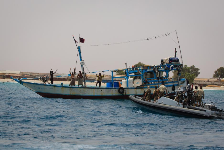 nor Adenbukta, Somalia 2013. Norske soldater snakker med lokale fiskere på jakt etter pirater. Ombord i den norske fregatten KNM Fridtjof Nansen, som ledet NATOs piratjakt i Adenbukta, var det et antall soldater hvis oppgave blant annet var å ta seg inn t