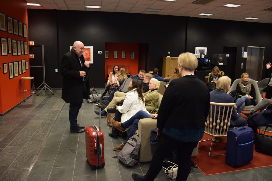 Juristforbundets president, Håvard Holm, i trivelig passiar med noen av de fremmøtte tillitsvalgte. Mange hadde lang reisevei og kom direkte med medbrakt koffert. (Foto: Tore Letvik)