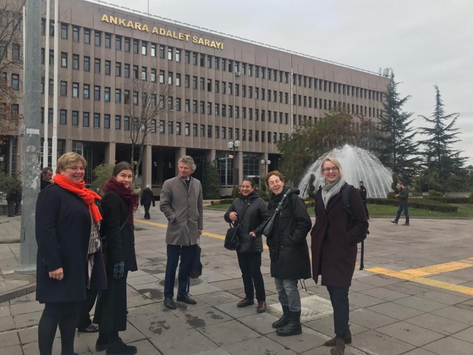 Norsk, nederlandsk og tysk delegasjon utenfor rettsbygningen. Foto: Heidi Heggdal