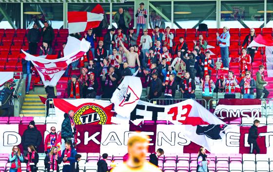 Tromsøsupporterene Forza  Tromsø under en eliteseriekamp  på Alfheim Stadion. (Foto: Rune  Stoltz Bertinussen / NTB)