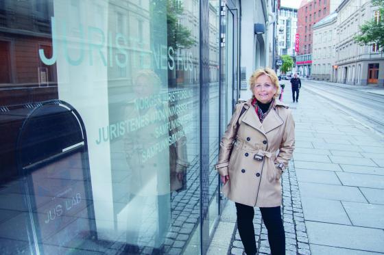 Inger-Christine Lindstrøm er karriererådgiver i Juristforbundet. Foto: Tore Letvik