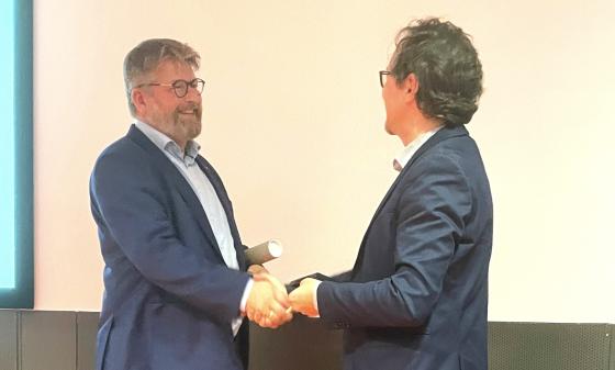 Jørn Øyrehagen Sunde fikk overrakt Sarton-medaljen fra dekan på Juridisk fakultet i Ghent i Belgia, prof. Michel Tison. (Foto: privat)
