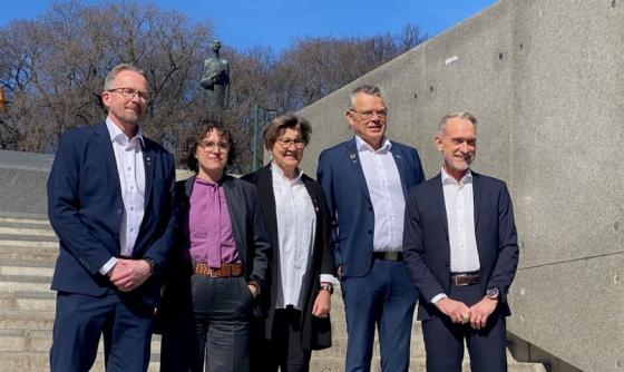 F.v. Geir Røsvoll (Unio), Tonje Leborg (Akademikerne), Mette Nord (Fagforbundet), Trond Ellefsen (YS) og Tor Arne Gangsø fra KS. (Foto: Juristen)