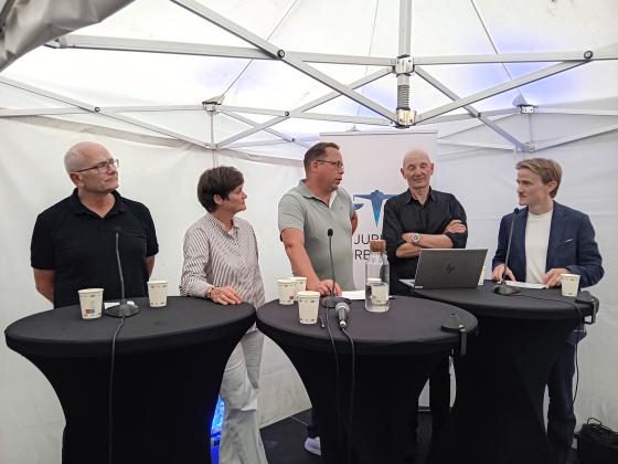F.v.  kommuneoverlege Ole Henrik Augestad, advokat Mette Yvonne Larsen, Juristforbundets president Sverre Bromander, lagdommer Rune Bård Hansen og kommunikasjonsrådgiver Vegard Valestrand (Foto: Thomas Vie Nordeide)