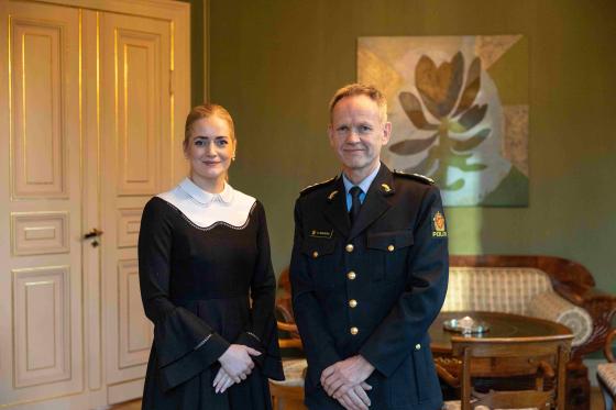 Håkon Skulstad og justis- og beredskapsminister Emilie Enger Mehl (Foto: Justis- og beredskapsdepartementet)