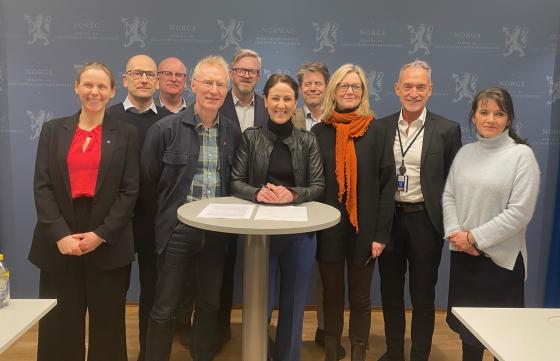 Bak fv: Lise Lyngsnes Randeberg (Akademikerne), Steffen Handal (Unio), Gisle Norheim (Digitaliserings- og forvaltningsdepartemenet, DFD), Steinar Krogstad (LO), Hans Erik Skjæggerud (YS), Bernt-Gudmund Apeland (Hovedorganisasjonen Virke), Nina Melsom (NHO) og Anne-Kari Bratten (Spekter) (Foto: NHO)