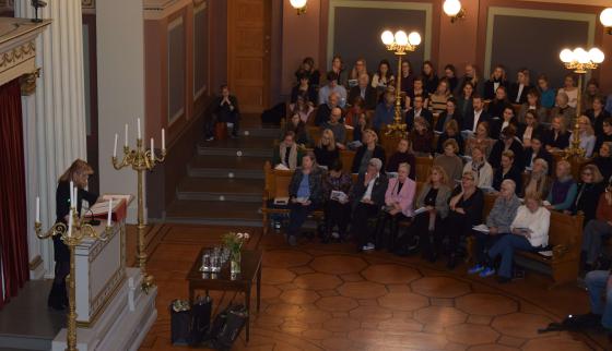 Ida Hjort Kraby på talerstolen og på første benk f.v. Ellen Mo, Mette Yvonne Larsen, Ellen Holager Andenæs, Berit Reiss-Andersen, Hanne Harlem, Ingeborg Moen Borgerud, Else Bugge Fougner og Toril Marie Øie (Foto: Juristen)