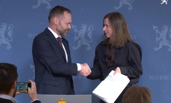 Jon Petter Rui og Astri Aas-Hansen (skjermbilde regjeringens nett-tv) 