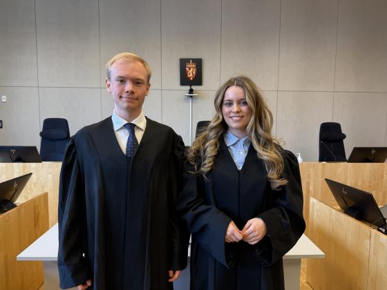 Lea Orhammer  (3. år) og Fredrik Cordes (2. år) på bachelor i juss stod igjen etter utslags­rundene, og skulle konkurrere mot hverandre i finalen, med temaet erstatningsrett. (Foto: Jan-Henrik Kulberg / USN)