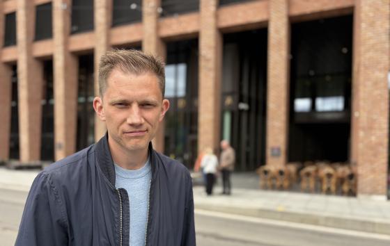 Senioradvokat Andreas Holmsen-Ringstad i Juristforbundet har flere råd til medlemmer om hvordan de skal håndtere KI i arbeidsmarkedet. (Foto: Trine Lejon)
