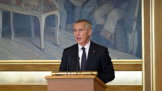 Finansminister Jens Stoltenberg (Ap) la onsdag fram statsbudsjett for neste år. Foto: Skjermdump fra Stortingets direktesending. Bildet er KI-utvidet i toppen.