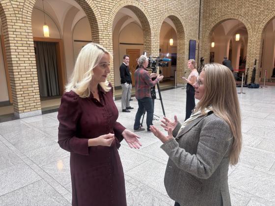 Mirell Høyer-Berntsen (t.v.) møtte Cathrine Moksness fra Rettssenteret på Stortinget for å diskutere Regjeringens forslag om kraftig kutt i de spesielle rettshjelptiltakene (Foto: Juristen)