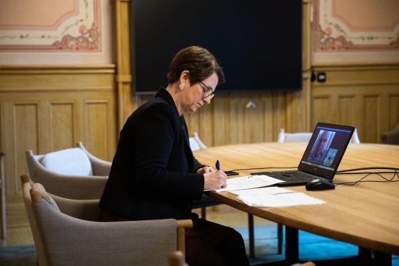 EOS-utvalget overleverer årsmelding til stortingspresident Tone Wilhelmsen Trøen via Skype i 2020 (Foto: Stortinget)