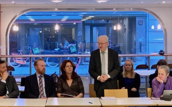 Hans-Petter Jahre og resten av arbeidsgruppen presenterte sin rapport under et møte i Juristenes Hus (Foto: Ole-Martin Gangnes) 