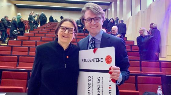 Dekan Ragnhild Hennum og Mads Fredrik Baardseth, leder for Juridisk studentutvalg (Foto: Ole-Martin Gangnes)