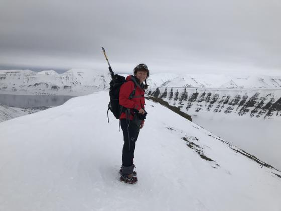 På fjellet: Kjerstin Askholt kaller turer i naturen for «sin yoga» og prøver å komme seg ut på tur så ofte hun kan. Foto: Privat / Sysselmannen