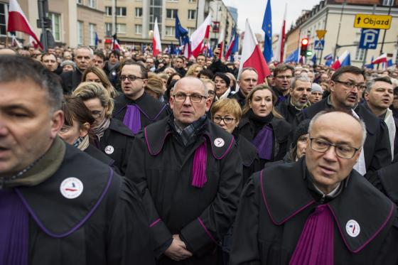 Polske dommere, og dommerkolleger fra flere  andre land, demonstrerer  i Warszawa 11. januar.  (Foto: Sipa USA)