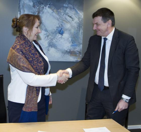 Gunn Marit Helgesen, styreleder i KS, og Tor Mikkel Wara undertegner avtalen i Justis- og beredskapsdepartementet. (Foto: JD.)