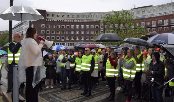 Kari Sollien holder streikeappell utenfor rådhuset