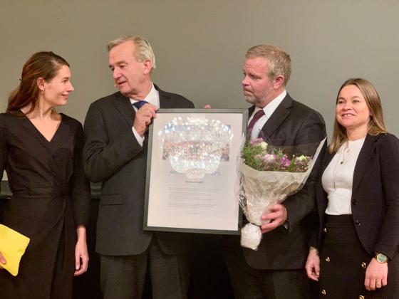 Prisvinner Tor-Aksel Busch sammen med juryens Eirin Eikefjord (t.v.), Jon Wessel-Aas og Susann Funderud Skogvang (Foto: Ole-Martin Gangnes)