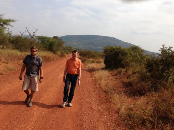 Brynjulf Risnes og kollega Tor Even Gjendem på landsbygda i Rwanda under arbeidet med en tidligere sak i 2014. Foto: Privat