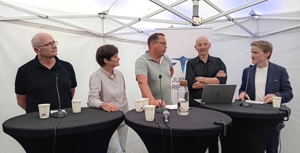 F.v.  kommuneoverlege Ole Henrik Augestad, advokat Mette Yvonne Larsen, Juristforbundets president Sverre Bromander, lagdommer Rune Bård Hansen og kommunikasjonsrådgiver Vegard Valestrand (Foto: Thomas Vie Nordeide)
