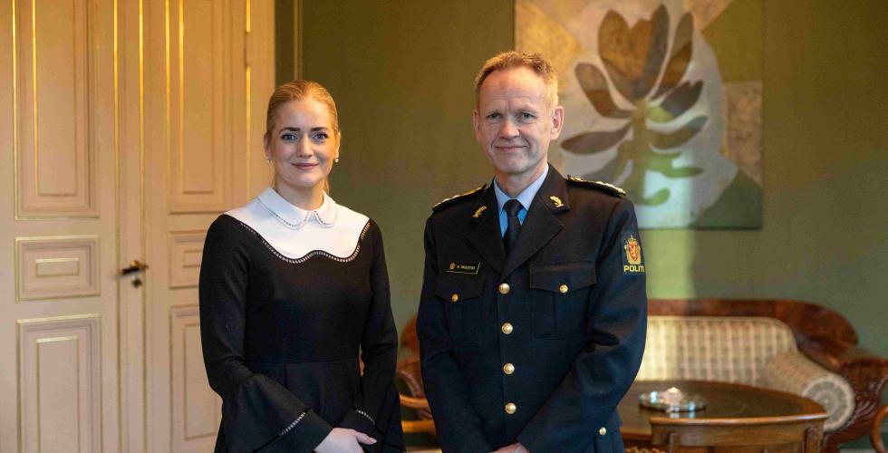 Håkon Skulstad og justis- og beredskapsminister Emilie Enger Mehl (Foto: Justis- og beredskapsdepartementet)
