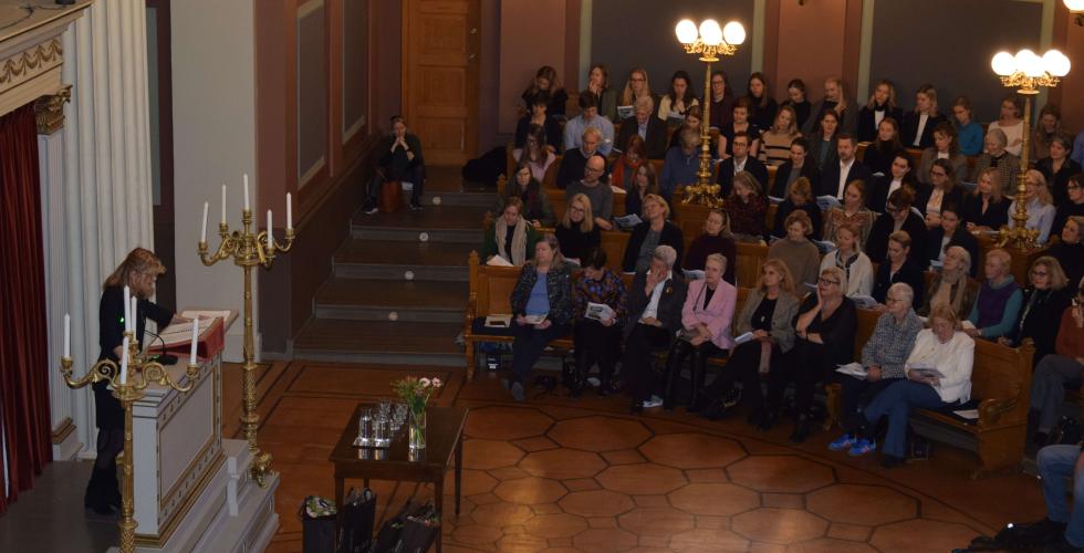 Ida Hjort Kraby på talerstolen og på første benk f.v. Ellen Mo, Mette Yvonne Larsen, Ellen Holager Andenæs, Berit Reiss-Andersen, Hanne Harlem, Ingeborg Moen Borgerud, Else Bugge Fougner og Toril Marie Øie (Foto: Juristen)