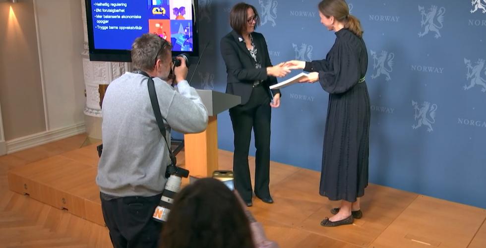 Katrine Kjærheim Fredwall og Astri Aas-Hansen (skjermbilde Regjeringens Nett-tv)