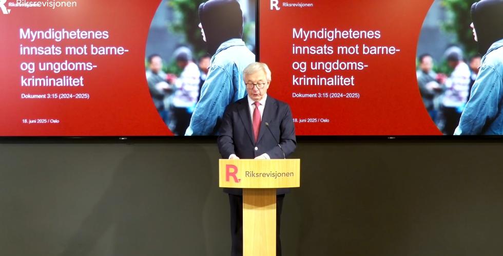 Karl Eirik Schjøtt-Pedersen (skjermbilde fra strømming av Riksrevisjonens pressekonferanse)