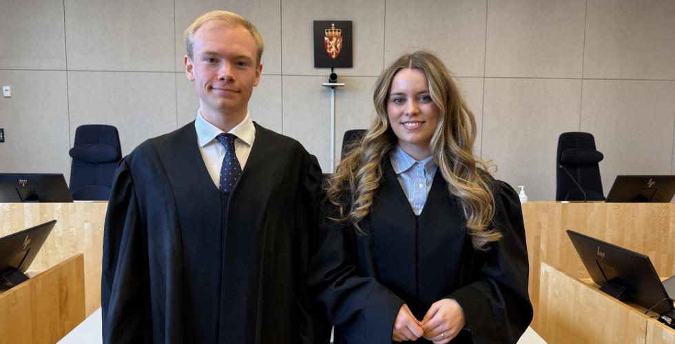 Lea Orhammer  (3. år) og Fredrik Cordes (2. år) på bachelor i juss stod igjen etter utslags­rundene, og skulle konkurrere mot hverandre i finalen, med temaet erstatningsrett. (Foto: Jan-Henrik Kulberg / USN)