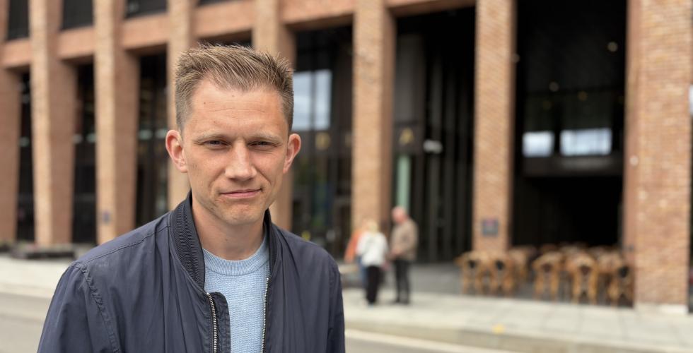 Senioradvokat Andreas Holmsen-Ringstad i Juristforbundet har flere råd til medlemmer om hvordan de skal håndtere KI i arbeidsmarkedet. (Foto: Trine Lejon)