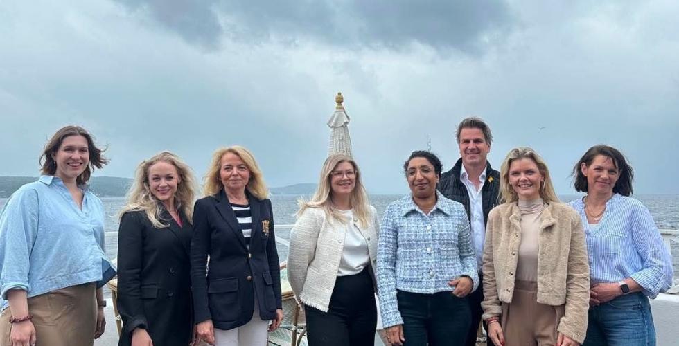Fra venstre: Astrid Skage Torgersen, Karoline Rebekka Kjeljebakken, Siri Kristiansen, Ane-Ingeborg Bakken-Simsø, Farah Ali, Tor Viblemo, Liv Minde og Cecilie Carlstedt (Foto: privat)