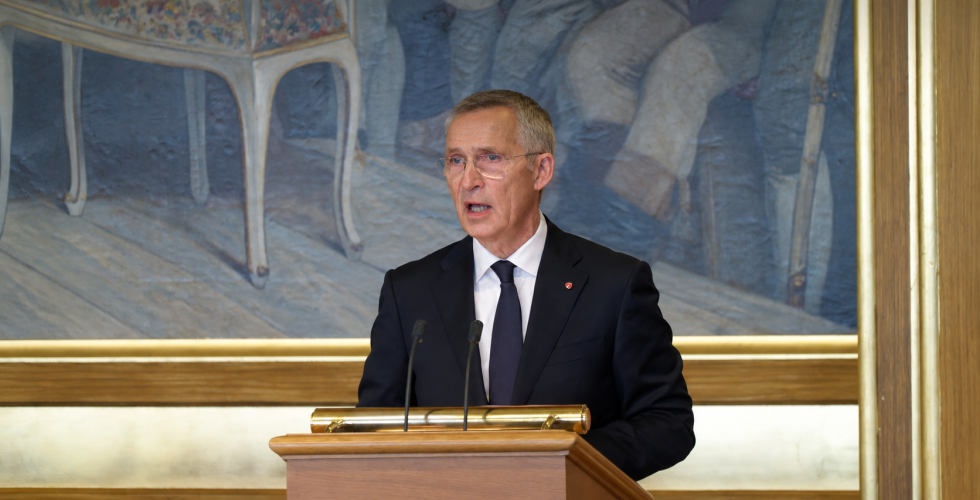 Finansminister Jens Stoltenberg (Ap) la onsdag fram statsbudsjett for neste år. Foto: Skjermdump fra Stortingets direktesending. Bildet er KI-utvidet i toppen.
