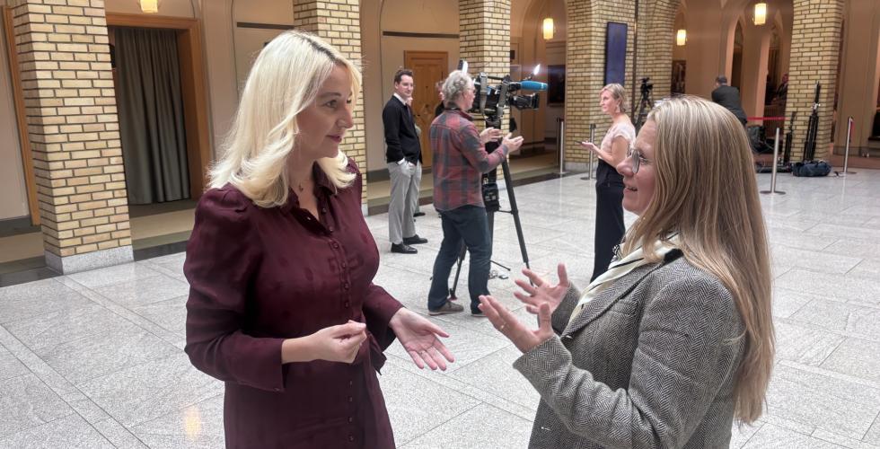 Mirell Høyer-Berntsen (t.v.) møtte Cathrine Moksness fra Rettssenteret på Stortinget for å diskutere Regjeringens forslag om kraftig kutt i de spesielle rettshjelptiltakene (Foto: Juristen)