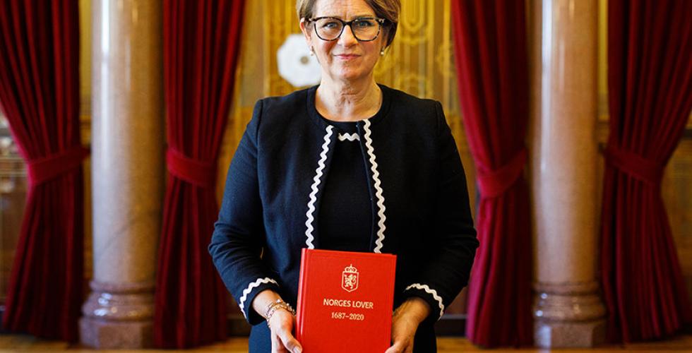 Stortingspresident Tone Wilhelmsen Trøen med den nye utgaven av Norges Lover. (Foto: Stortinget).