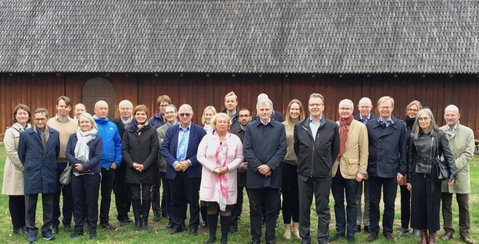 Deltakere fra Høyesterett samlet foran Gildehallen på Midgard vikingsenter.  Høyesterett stilte med 28 deltakere, inkludert dommere og administrasjon (Foto: Tor Skytøen / VFK)
