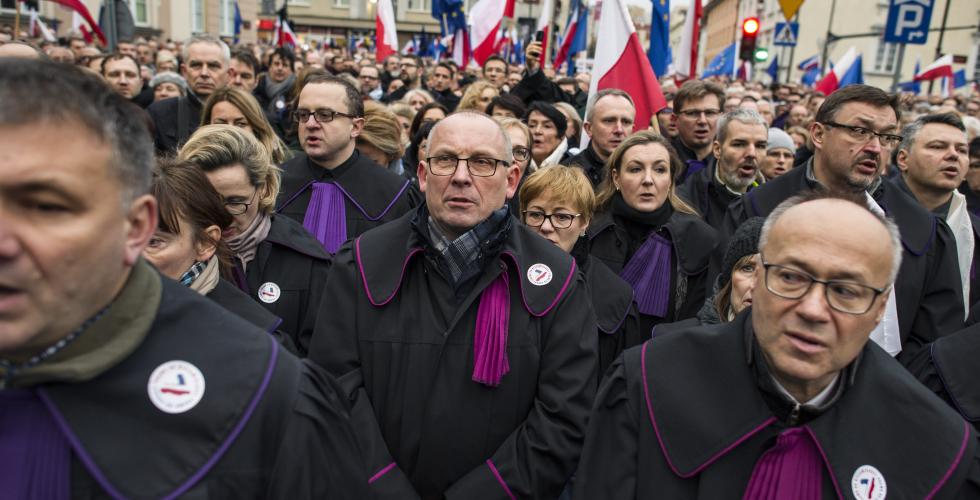 Polske dommere, og dommerkolleger fra flere  andre land, demonstrerer  i Warszawa 11. januar.  (Foto: Sipa USA)