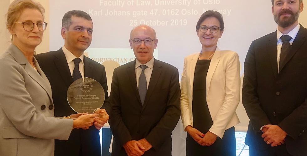 Slovenia fikk prisen Crystal Scale of Justice - her sammen med presidenten i CEPEJ og leder av juryen (Foto: Iwar Arnstad)